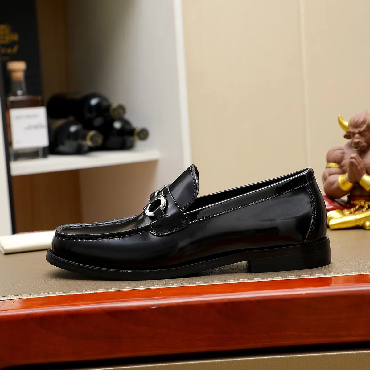 Men's shoes 💰460 🔥 Ferragamo new men's casual slip-on shoes 🇨🇳 Official website original 1:1 mold, original quality 💯 fine workmanship, high-end luxury ☘ The upper is made of imported Italian first-layer cowhide 🌴 Luxurious water dyeing 🐂 Leather lining 🍓 Rubber wear-resistant and non-slip outsole, breathable and comfortable to wear 🍍 The first choice for high-taste men, color optional! Code number 38-44 (45.46. Customized)